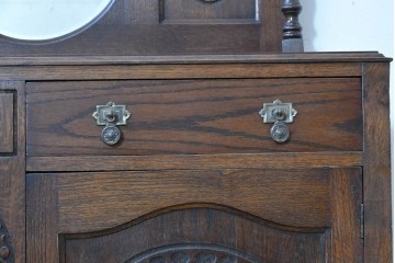 イギリスアンティーク　オーク材　丸鏡と彫刻が上品なミラーバックサイドボード　(R-090139)