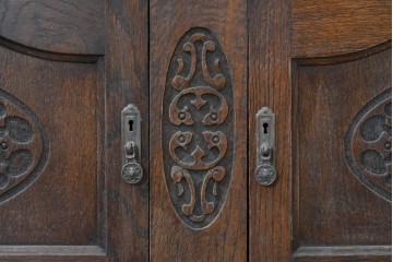 イギリスアンティーク　オーク材　丸鏡と彫刻が上品なミラーバックサイドボード　(R-090139)