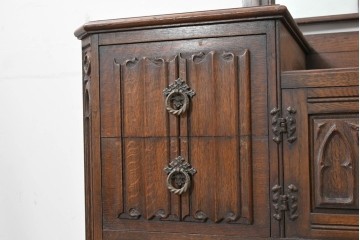 イギリスアンティーク　オーク材　ゴシック調の装飾が美しいドレッシングチェスト　(R-090140)