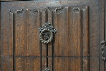 イギリスアンティーク　オーク材　ゴシック調の装飾が美しいドレッシングチェスト　(R-090140)