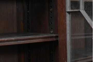 イギリスアンティーク　オーク材　幾何学模様のガラス扉が印象的なディスプレイキャビネット　(R-090141)