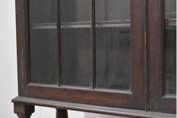 イギリスアンティーク　オーク材　幾何学模様のガラス扉が印象的なディスプレイキャビネット　(R-090141)