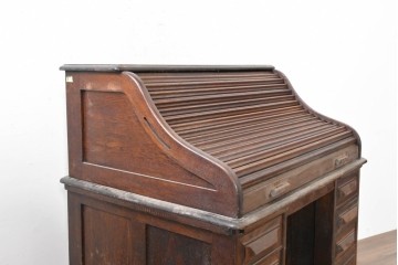 イギリスアンティーク　オーク材　希少な小振りサイズ!　重厚な佇まいのロールトップデスク　(R-090142)