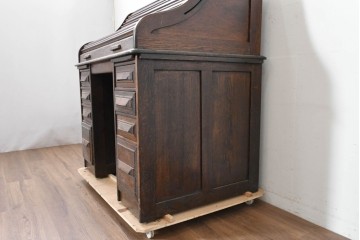 イギリスアンティーク　オーク材　希少な小振りサイズ!　重厚な佇まいのロールトップデスク　(R-090142)