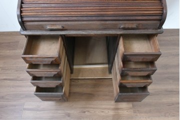 イギリスアンティーク　オーク材　希少な小振りサイズ!　重厚な佇まいのロールトップデスク　(R-090142)