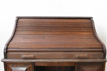 イギリスアンティーク　オーク材　希少な小振りサイズ!　重厚な佇まいのロールトップデスク　(R-090142)