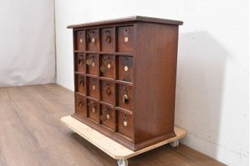 【簡易リペア限定品】　イギリスアンティーク　1910年から1930年頃　オーク材　16杯の引き出しを備えた卓上引き出し　(R-090143)