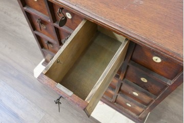 【簡易リペア限定品】　イギリスアンティーク　1910年から1930年頃　オーク材　16杯の引き出しを備えた卓上引き出し　(R-090143)