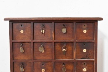 【簡易リペア限定品】　イギリスアンティーク　1910年から1930年頃　オーク材　16杯の引き出しを備えた卓上引き出し　(R-090143)