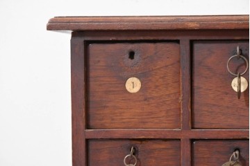 【簡易リペア限定品】　イギリスアンティーク　1910年から1930年頃　オーク材　16杯の引き出しを備えた卓上引き出し　(R-090143)