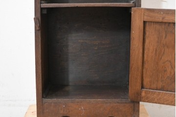 イギリスアンティーク　オーク材　彫刻入り扉を備えたスリムなサイドキャビネット　(R-090144)