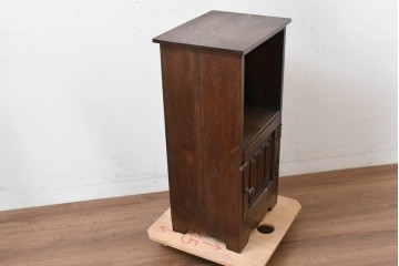 イギリスアンティーク　オーク材　彫刻入り扉を備えたスリムなサイドキャビネット　(R-090144)