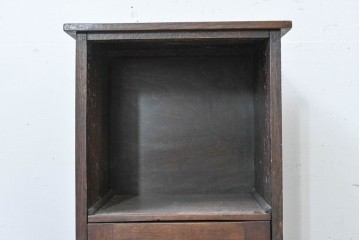 イギリスアンティーク　オーク材　彫刻入り扉を備えたスリムなサイドキャビネット　(R-090144)