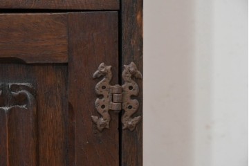 イギリスアンティーク　オーク材　彫刻入り扉を備えたスリムなサイドキャビネット　(R-090144)