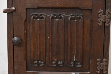 イギリスアンティーク　オーク材　彫刻入り扉を備えたスリムなサイドキャビネット　(R-090144)