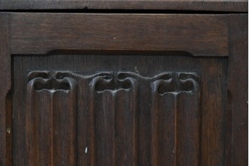 イギリスアンティーク　オーク材　彫刻入り扉を備えたスリムなサイドキャビネット　(R-090144)