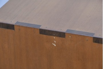 和製ヴィンテージ　上手物!!　職人手作り　高級家具　前面(欅材)　内部(桐材)　天板・側面(ヒノキ材)　木目が美しい引き出し10杯の収納棚　(R-090149)
