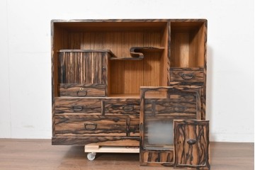 和製ヴィンテージ　昭和中期　上手物!!　職人手作り高級品　前面黒柿材　違い棚と引き出しを備えた茶箪笥　(R-090150)