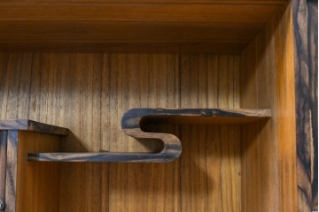 和製ヴィンテージ　昭和中期　上手物!!　職人手作り高級品　前面黒柿材　違い棚と引き出しを備えた茶箪笥　(R-090150)