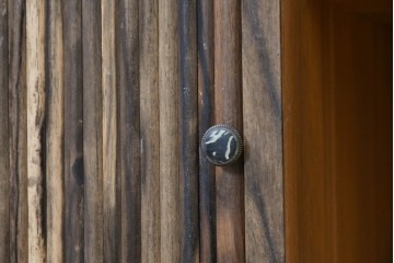 和製ヴィンテージ　昭和中期　上手物!!　職人手作り高級品　前面黒柿材　違い棚と引き出しを備えた茶箪笥　(R-090150)