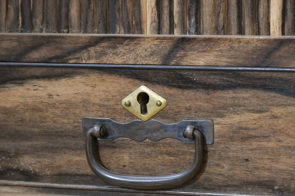 和製ヴィンテージ　昭和中期　上手物!!　職人手作り高級品　前面黒柿材　違い棚と引き出しを備えた茶箪笥　(R-090150)