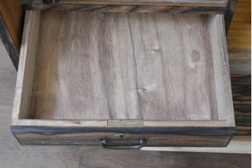 和製ヴィンテージ　昭和中期　上手物!!　職人手作り高級品　前面黒柿材　違い棚と引き出しを備えた茶箪笥　(R-090150)