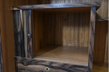 和製ヴィンテージ　昭和中期　上手物!!　職人手作り高級品　前面黒柿材　違い棚と引き出しを備えた茶箪笥　(R-090150)
