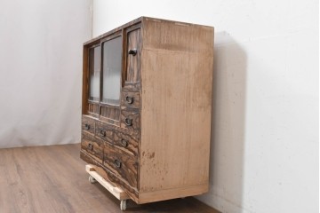 和製ヴィンテージ　昭和中期　上手物!!　職人手作り高級品　前面黒柿材　違い棚と引き出しを備えた茶箪笥　(R-090150)