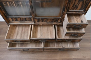 和製ヴィンテージ　昭和中期　上手物!!　職人手作り高級品　前面黒柿材　違い棚と引き出しを備えた茶箪笥　(R-090150)