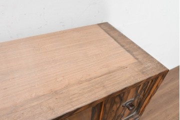 和製ヴィンテージ　昭和中期　上手物!!　職人手作り高級品　前面黒柿材　違い棚と引き出しを備えた茶箪笥　(R-090150)