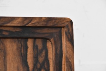 和製ヴィンテージ　昭和中期　上手物!!　職人手作り高級品　前面黒柿材　違い棚と引き出しを備えた茶箪笥　(R-090150)