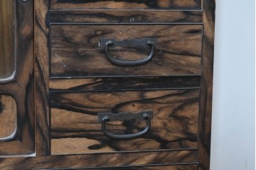 和製ヴィンテージ　昭和中期　上手物!!　職人手作り高級品　前面黒柿材　違い棚と引き出しを備えた茶箪笥　(R-090150)