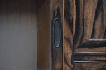 和製ヴィンテージ　昭和中期　上手物!!　職人手作り高級品　前面黒柿材　違い棚と引き出しを備えた茶箪笥　(R-090150)