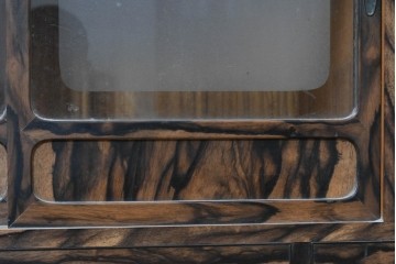 和製ヴィンテージ　昭和中期　上手物!!　職人手作り高級品　前面黒柿材　違い棚と引き出しを備えた茶箪笥　(R-090150)