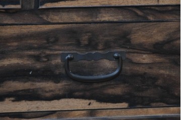 和製ヴィンテージ　昭和中期　上手物!!　職人手作り高級品　前面黒柿材　違い棚と引き出しを備えた茶箪笥　(R-090150)