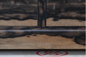 和製ヴィンテージ　昭和中期　上手物!!　職人手作り高級品　前面黒柿材　違い棚と引き出しを備えた茶箪笥　(R-090150)