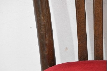 ヴィンテージ　赤い座面がアクセントのベントウッドチェア　(R-090156)