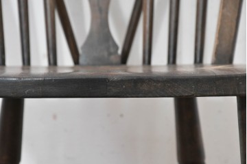 イギリスヴィンテージ　ビーチ材　背もたれの上品な彫刻が印象的ホイールバックダイニングチェア　(R-090158)