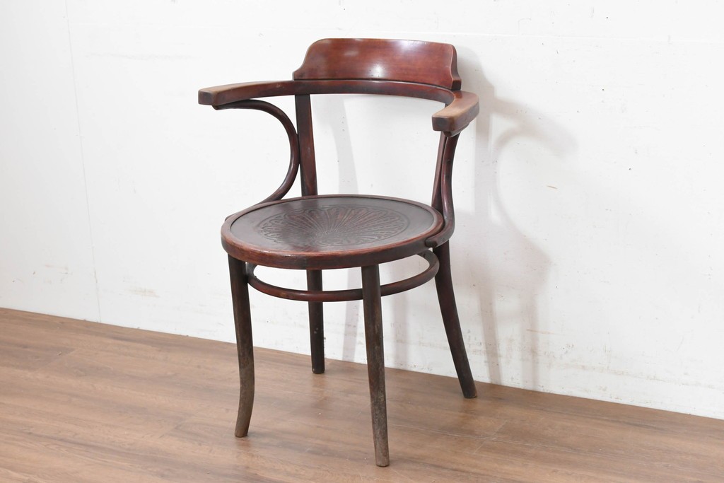 アンティーク家具　THONET(トーネット)　座面の意匠が目を引くベントウッドアームチェア　(R-090159)