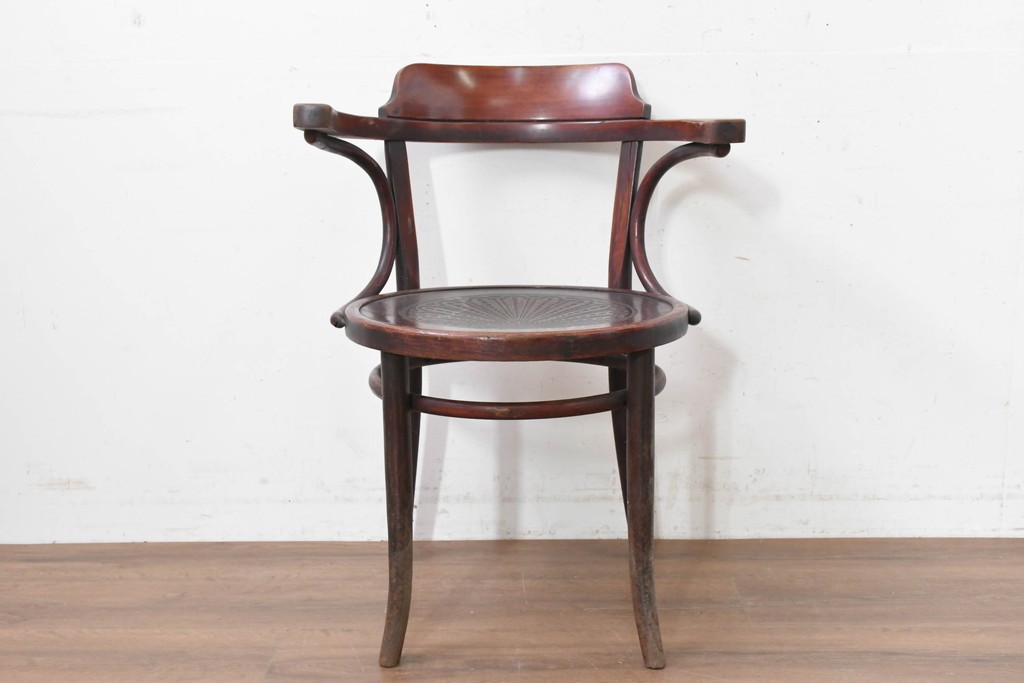 アンティーク家具　THONET(トーネット)　座面の意匠が目を引くベントウッドアームチェア　(R-090159)