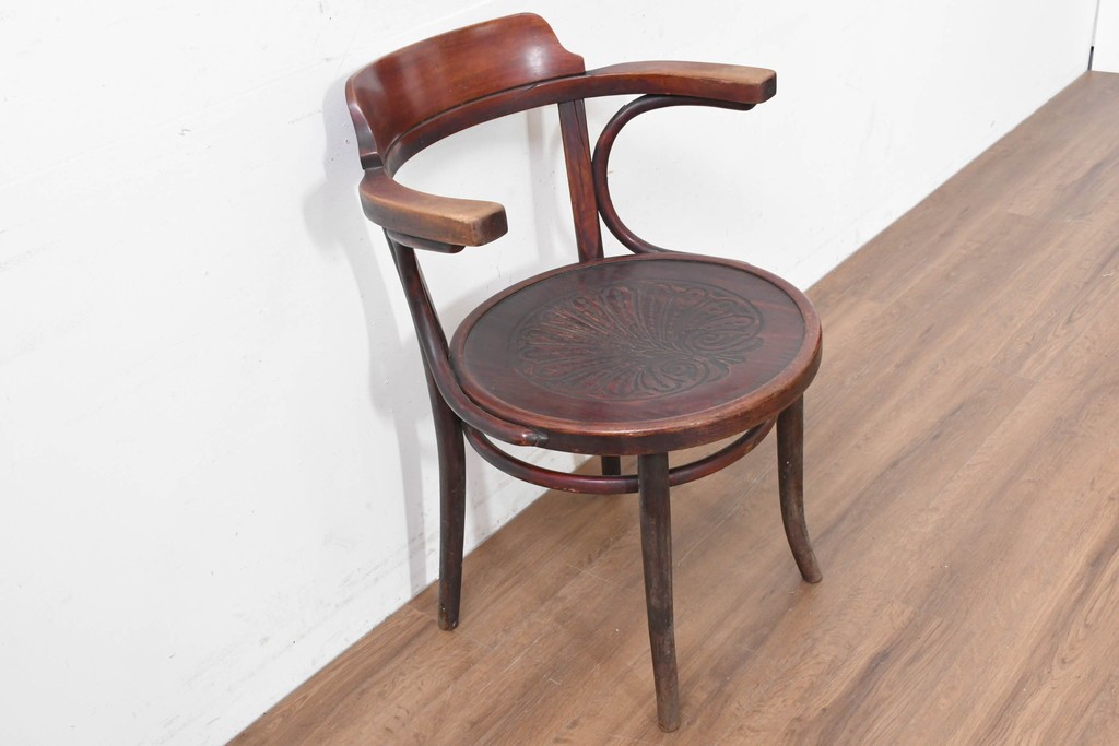 アンティーク家具　THONET(トーネット)　座面の意匠が目を引くベントウッドアームチェア　(R-090159)