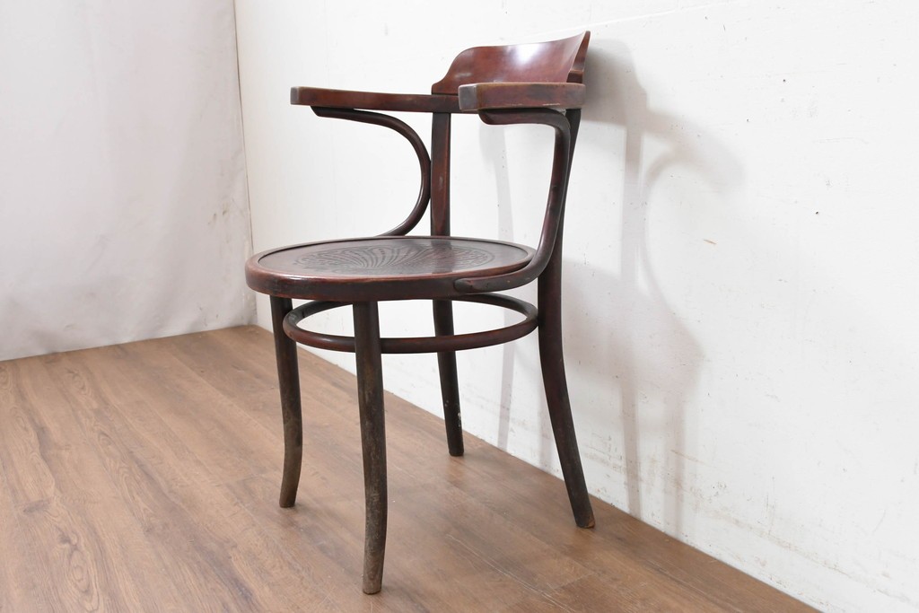 アンティーク家具　THONET(トーネット)　座面の意匠が目を引くベントウッドアームチェア　(R-090159)