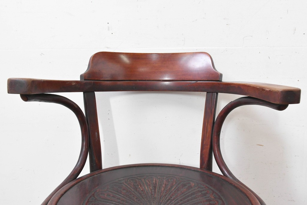アンティーク家具　THONET(トーネット)　座面の意匠が目を引くベントウッドアームチェア　(R-090159)