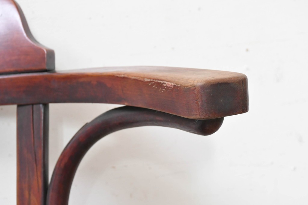 アンティーク家具　THONET(トーネット)　座面の意匠が目を引くベントウッドアームチェア　(R-090159)
