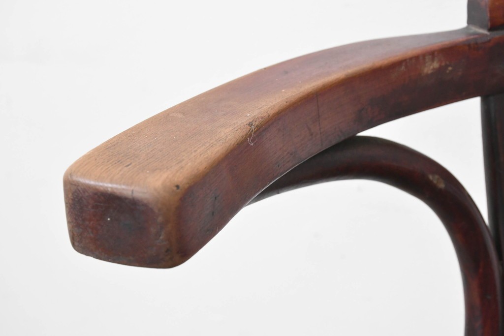 アンティーク家具　THONET(トーネット)　座面の意匠が目を引くベントウッドアームチェア　(R-090159)