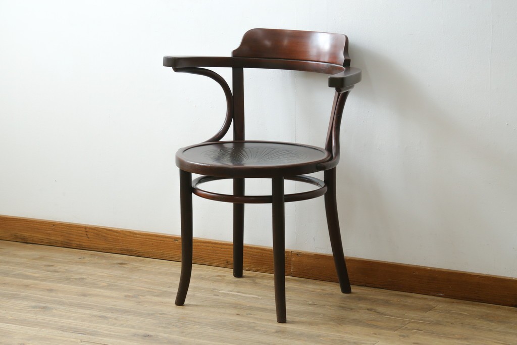 アンティーク家具　THONET(トーネット)　座面の意匠が目を引くベントウッドアームチェア　(R-090159)