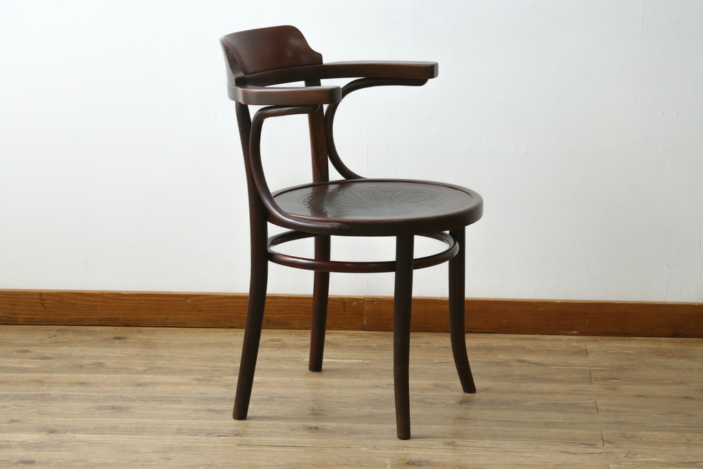 アンティーク家具　THONET(トーネット)　座面の意匠が目を引くベントウッドアームチェア　(R-090159)