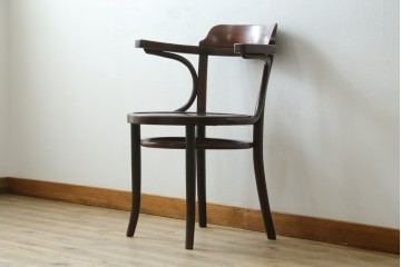 アンティーク家具　THONET(トーネット)　座面の意匠が目を引くベントウッドアームチェア　(R-090159)