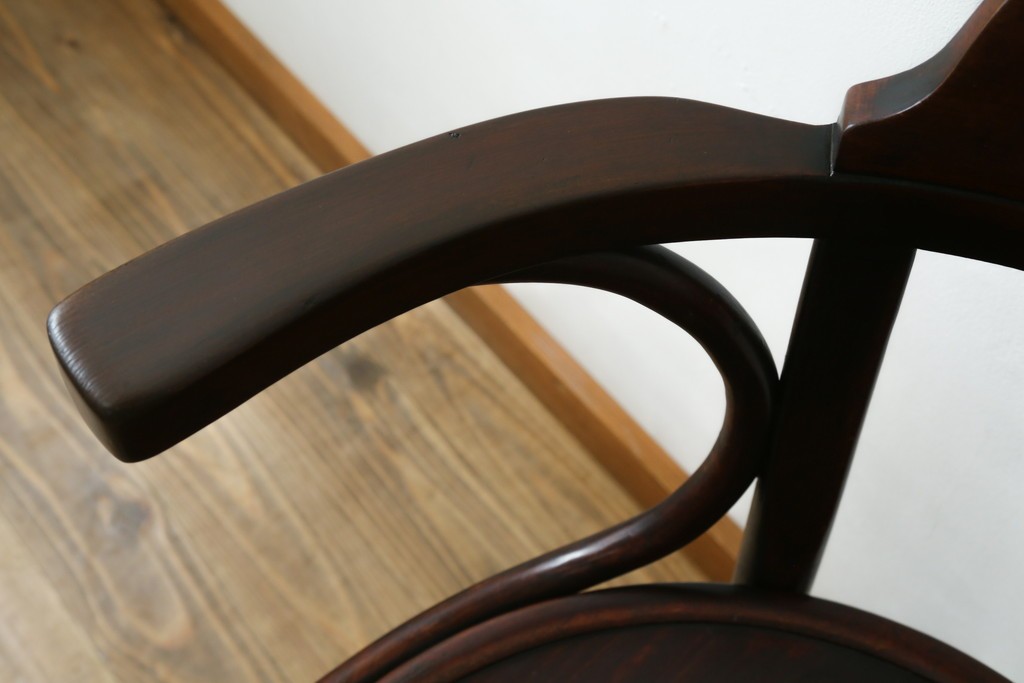 アンティーク家具　THONET(トーネット)　座面の意匠が目を引くベントウッドアームチェア　(R-090159)