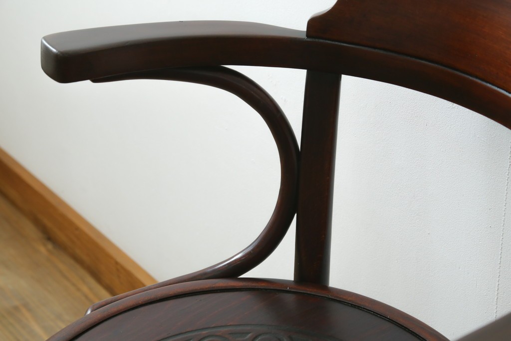 アンティーク家具　THONET(トーネット)　座面の意匠が目を引くベントウッドアームチェア　(R-090159)
